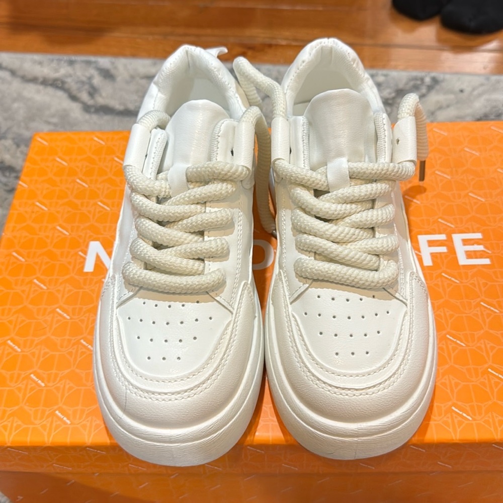 WHITE THICK LACE SNEAKERS